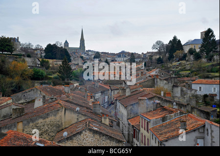 Blick von der Dachterrasse von der mittelalterlichen Stadt Parthenay in Frankreich Stockfoto