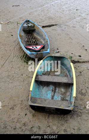 Ruderboote, setzte sich auf den Schlamm bei Ebbe in den Fluss Adur in Shoreham auf dem Seeweg in Sussex UK Stockfoto