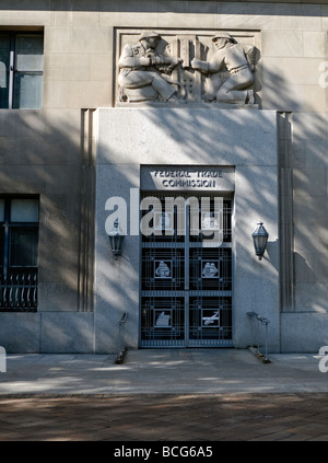 Ein Eingang und ein Relief Skulptur an die Federal Trade Commission in Washington DC. Stockfoto