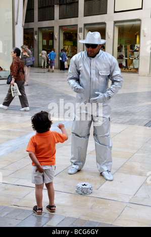 Kleiner Junge im Einkaufszentrum schaut Mann im silbernen Anzug Wohnskulptur Malaga Costa del Sol-Andalucia Spanien Stockfoto