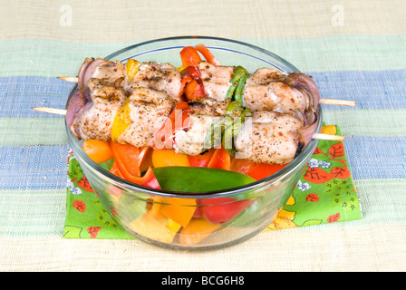 Frisch gegrillte Spieße mit Huhn Kebobs mit Paprika und Zwiebeln in eine Schüssel mit frischem Paprika für naschen Stockfoto