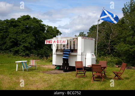 Mobile Snack Van, Roadside Diner Fast Food Outlet mit Sitzplätzen im Freien, in Perthshire, Schottland. Stockfoto