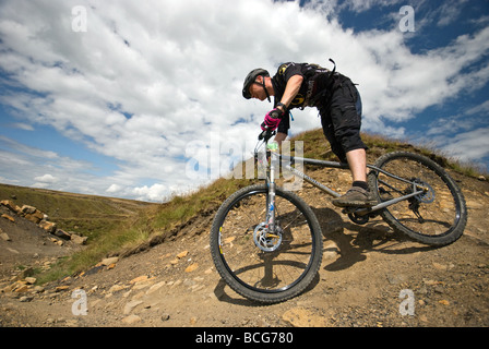 Mountain-Bike-Fahrer im Wettbewerb mit dem Singletrackworld.co.uk XC (Cross Country) Rennen in Lee Quarry, Bacup, Lancashire am 07.05.09 Stockfoto