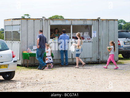 Menschen Sie kaufen Obst und Gemüse am Straßenrand "Pick-Your-Own"-Stand.  Ein Hofladen an der Grenze von Hampshire und Dorset. VEREINIGTES KÖNIGREICH. Stockfoto