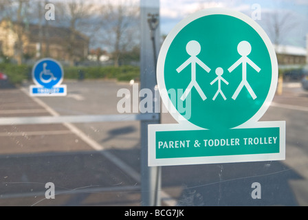 UK-Einrichtungen für übergeordnete & Kleinkind und behinderte Kunden IN MORRISONS Supermarkt Parkplatz, CAMDEN, LONDON Foto © Julio Etchart Stockfoto