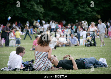 Clissold Park in Hackney, London, UK: türkische und kurdische Menschen genießen den Tag Mer Festival 2009 Stockfoto