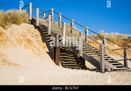 Hölzerne Treppen vom Strand entfernt. Bournemouth, Dorset. VEREINIGTES KÖNIGREICH. Stockfoto