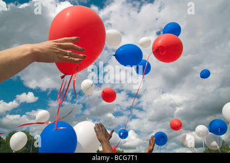 Frankreich. Trikolore Ballons am Bastille Day Festival, Paris.Photo © Julio Etchart Stockfoto