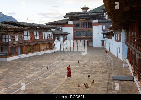 Mönch im Innenhof Trongsa Dzong Kloster Trongsa Bhutan Stockfoto