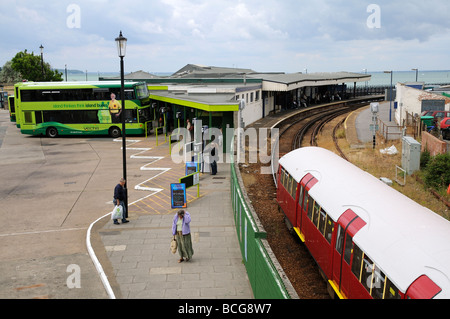 Ryde Esplanade Busbahnhof und elektrische Passagierzug nähert sich station Isle Of Wight, England UK Stockfoto