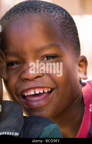 junge lächelnd in einem Waisenhaus in Windhoek Namibia Stockfoto