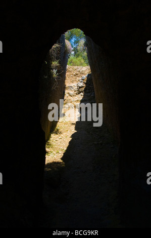 Eingang zum Grab in mykenischen Friedhof geschnitzt aus Fels in 1500BC bei Mazarakata auf der griechischen Insel Kefalonia Griechenland GR Stockfoto