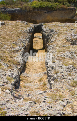 Eingang zum Grab in mykenischen Friedhof geschnitzt aus Fels in 1500BC bei Mazarakata auf der griechischen Insel Kefalonia Griechenland GR Stockfoto