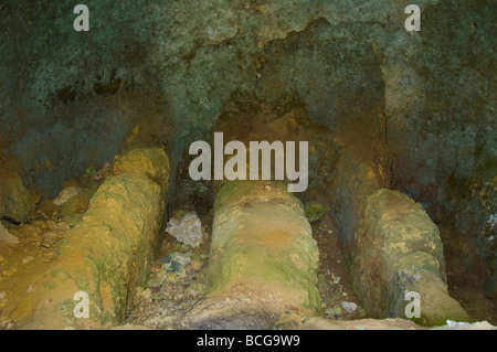 Gräber im mykenischen Friedhof geschnitzt aus Festgestein um 1500BC bei Mazarakata auf der griechischen Insel Kefalonia Griechenland GR Stockfoto