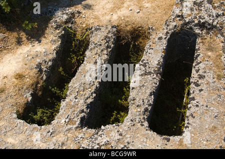 Gräber im mykenischen Friedhof geschnitzt aus Festgestein um 1500BC bei Mazarakata auf der griechischen Insel Kefalonia Griechenland GR Stockfoto