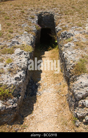 Eingang zum Grab in mykenischen Friedhof geschnitzt aus Fels in 1500BC bei Mazarakata auf der griechischen Insel Kefalonia Griechenland GR Stockfoto