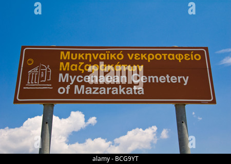 Zeichen für mykenischen Friedhof geschnitzt aus Festgestein um 1500BC bei Mazarakata auf der griechischen Insel Kefalonia Griechenland GR Stockfoto