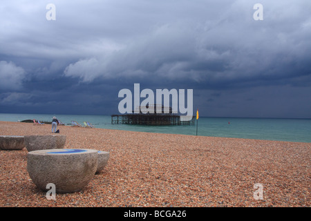 Sturmwolken über West Pier in Brighton, England Stockfoto