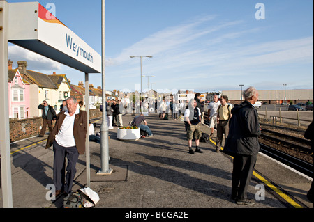 Eisenbahnfreunde erwarten die Ankunft von ihrem Charterzug bei Weymouth, Dorset, England. Stockfoto