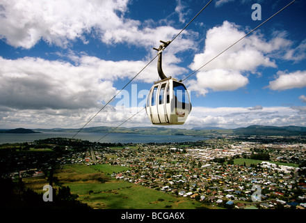 Skyline von spektakulären Gondel über der Stadt und See von Rotorua in Neuseeland Stockfoto