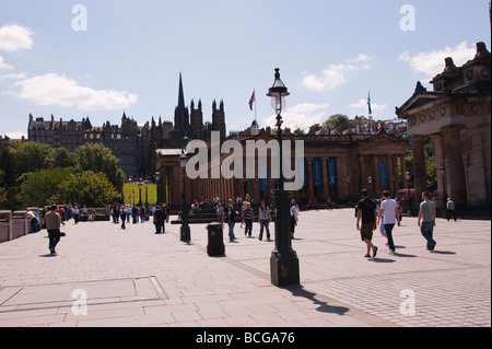 Stadtzentrum von Edinburgh von der Princess Street in Richtung der Altstadt Skyline in Schottland Stockfoto