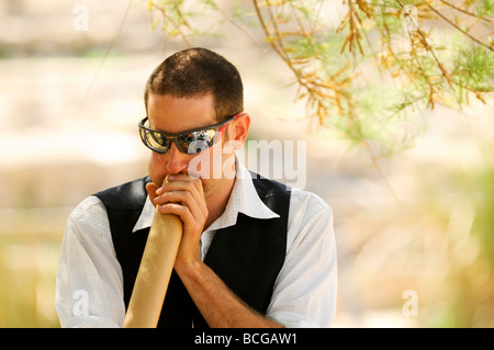 Israel Caesarea ein Mann Einblasen in ein Didjeridu Aboriginal Musikinstrument Stockfoto