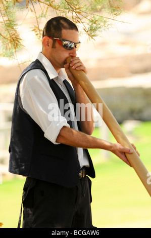 Israel Caesarea ein Mann Einblasen in ein Didjeridu Aboriginal Musikinstrument Stockfoto