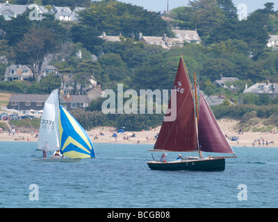 Segelboote auf der Mündung des Flusses Camel in der Nähe von Padstow Stockfoto