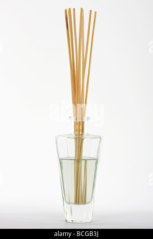 Duft-Reed-Diffusor auf weißem Hintergrund Stockfoto