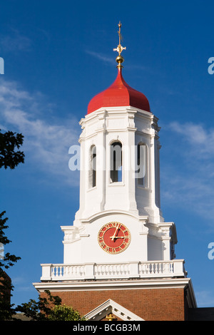 Nahaufnahme von roten Kuppel Dome mit goldenen Wetterfahne auf Uhrturm gegen blauen Himmel mit Wolken Whispy. Dunster House Harvard Uni Stockfoto