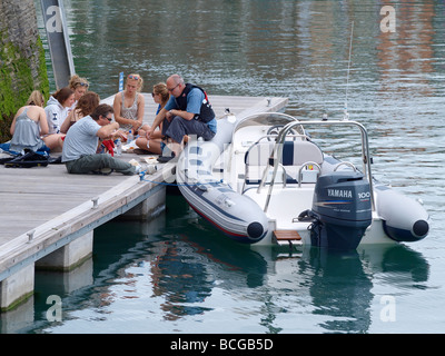 Familie mit einem Picknick auf einem Steg Stockfoto