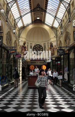 Der Royal Arcade Shopping Mall mit Statuen von Gog und Magog durch die Uhr am Ende in Melbourne Victoria Australien Stockfoto