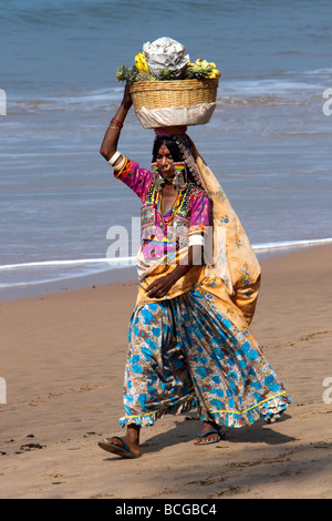 Frau Strand Obst Verkäufer Anjuna wöchentliche Hippie Flohmarkt Goa Indien Stockfoto