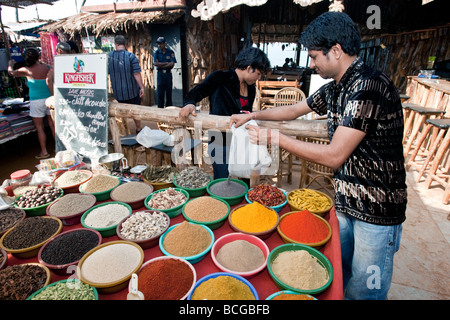 Anjuna wöchentliche Hippie-Flohmarkt Goa Indien Gewürze Stockfoto