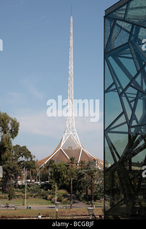 Der weiße Turm Victorias Arts Centre und das Glas und Stahl Seite den Federation Square in Melbourne Komplex Stockfoto