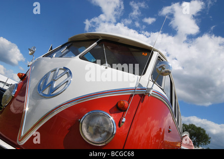 Klassische VW Samba-Bus gegen blauen Himmel Stockfoto