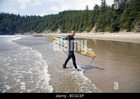 Surfer am Strand bei Oswald West State Park an der Pazifikküste von Oregon Stockfoto