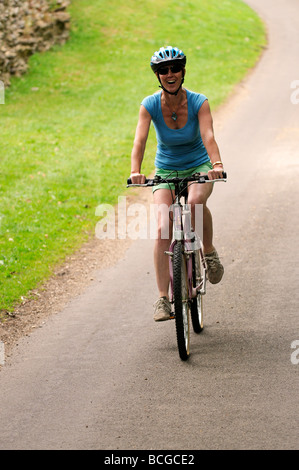 Weibliche Radsportler, die entlang einer Landstraße Stockfoto