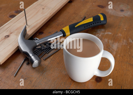 Hammer und Nägel, die Ruhe bei einer Tasse Tee. Stockfoto