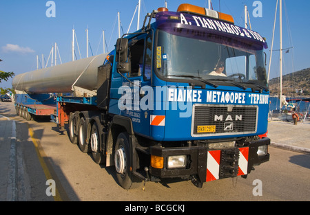 Wind Turbine Mast auf LKW transportiert werden, auf der Straße über Agia Efimia-Port auf der griechischen Insel Kefalonia Griechenland GR Stockfoto
