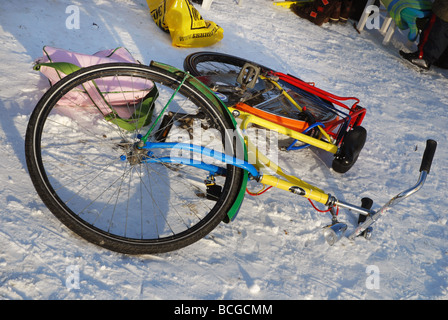 bunte Fahrrad links im Schnee Stockfoto