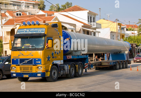 Wind Turbine Mast auf LKW transportiert werden, auf der Straße über Agia Efimia-Port auf der griechischen Insel Kefalonia Griechenland GR Stockfoto