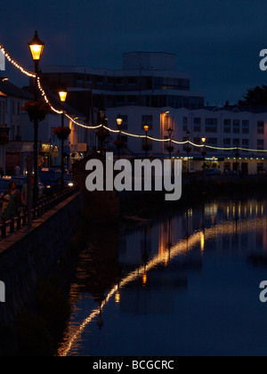 Bude in der Nacht mit Lichter Reflexion in den Fluss Neet. Stockfoto