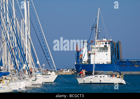 Agia Efimia kleinen Hafen für Freizeit, Vergnügen, Fischerbooten und Frachtschiffe auf der griechischen Insel Kefalonia Griechenland GR Stockfoto