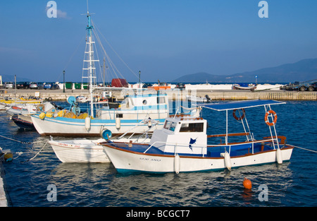 Agia Efimia kleinen Hafen für Freizeit, Vergnügen, Fischerbooten und Frachtschiffe auf der griechischen Insel Kefalonia Griechenland GR Stockfoto