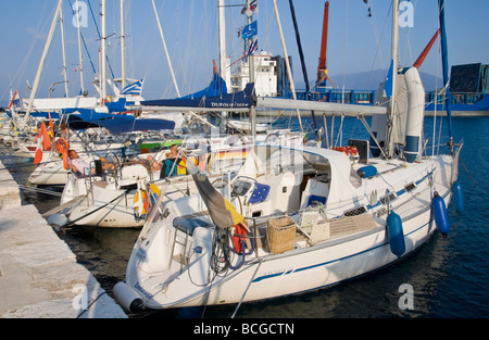 Agia Efimia kleinen Hafen für Freizeit, Vergnügen, Fischerbooten und Frachtschiffe auf der griechischen Insel Kefalonia Griechenland GR Stockfoto