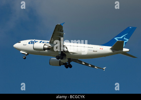 A Canadian Air Transat Airbus A310 Jet-Flugzeug abheben vom Flughafen Gatwick. Stockfoto