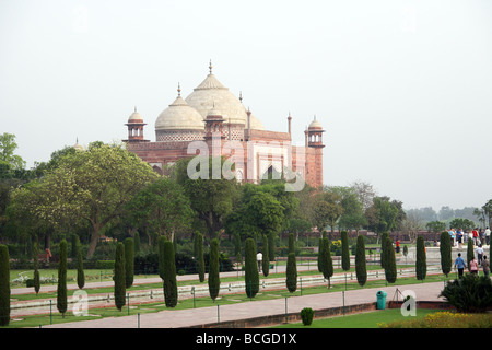 Die Moschee an der Seite des Taj Mahal Agra It wird durch das Gästehaus auf der gegenüberliegenden Seite gespiegelt. Stockfoto
