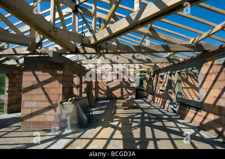 Schatten von Dachstühlen und Holzbalken Criss cross Boden und Wände eines Hauses im Bau Stockfoto