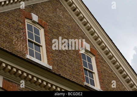 Kanonenkugel aufgespießt in einer Mauer erinnert uns alle Geschichte - gute und schlechte.  Lasst uns nicht wiederholen. Stockfoto